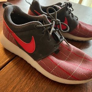 Boys Nike tennis shoe 6 youth